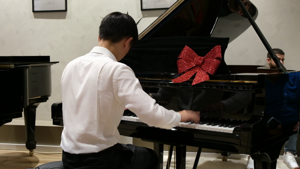 Sydney gallery Christmas celebration - pianist Joshua Chin